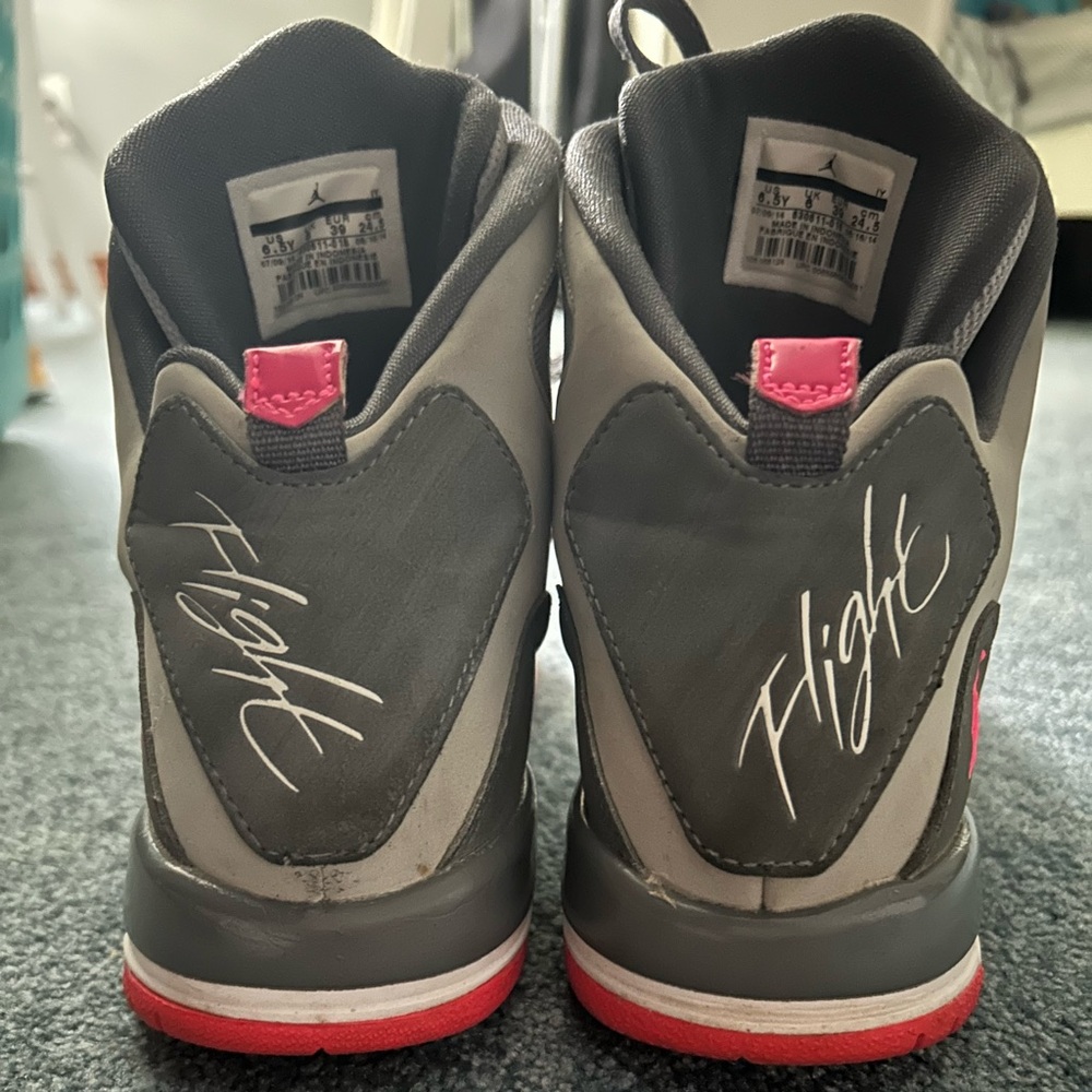 Woman’s flight Jordan’s size 6.5
